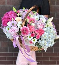 Композиция солнечный день в Свободном Цветочная композиция из Розы, Хризантемы, Пионы и Лизиантусы в корзине в Свободном