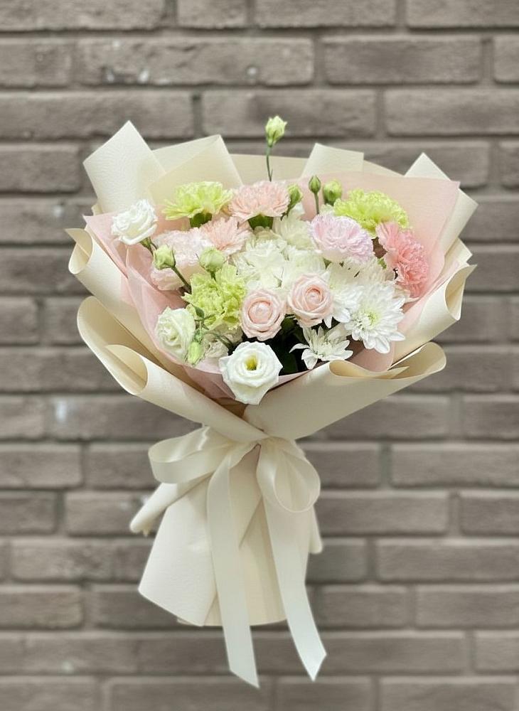 Букет цветов из: Гвоздики, Розы, Лизиантусы и Хризантемы в Свободном