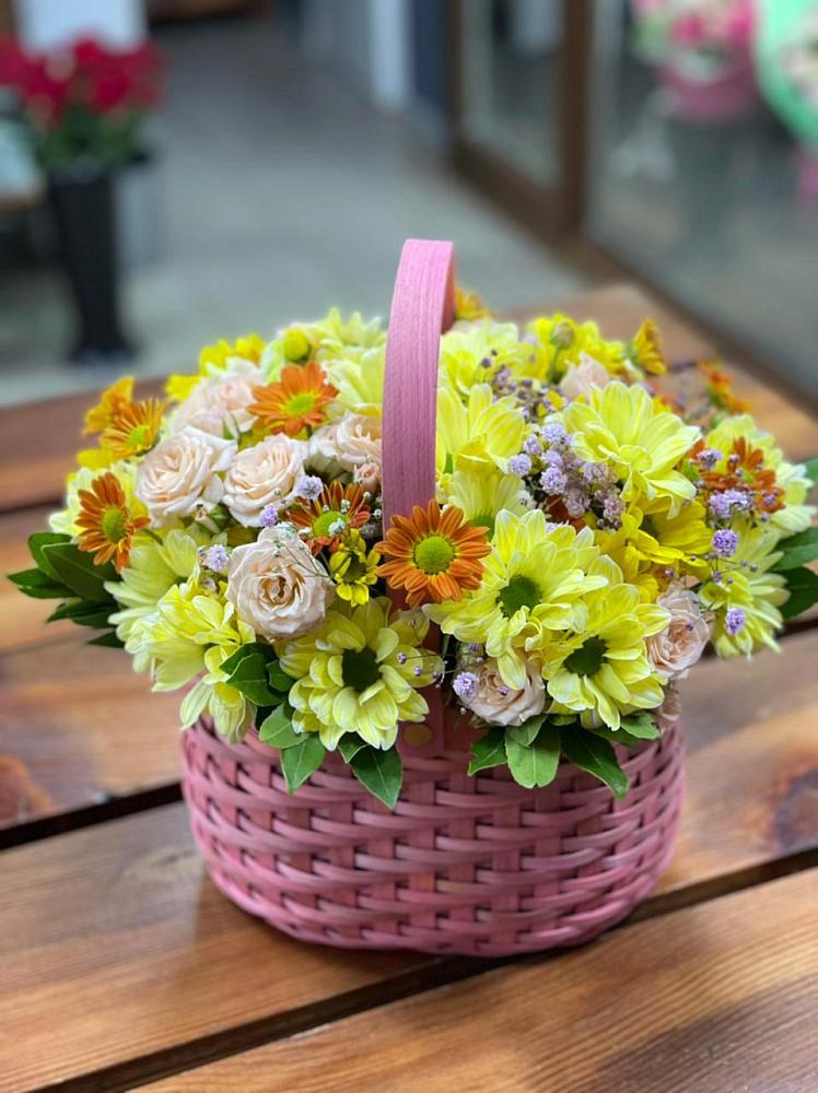Цветочная композиция из Хризантемы и Розы в корзине в Свободном