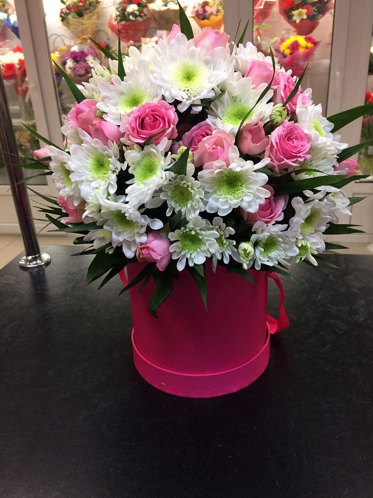 Цветочная композиция из Розы и Хризантемы в шляпной коробке в Свободном