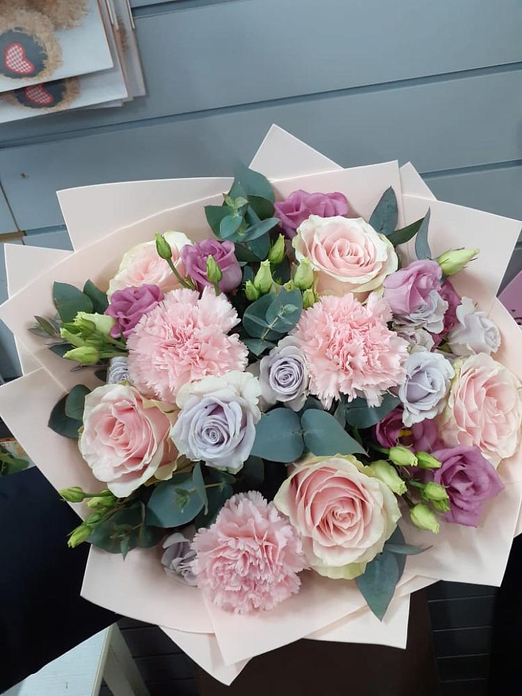 Букет цветов из: Розы, Гвоздики и Лизиантусы в Свободном