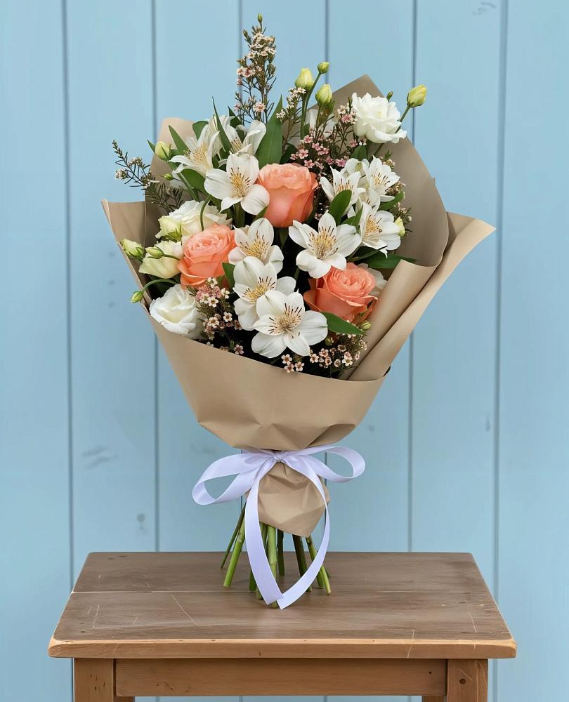 Букет цветов из: Альстромерии, Лизиантусы, Розы и Хризантемы в Свободном